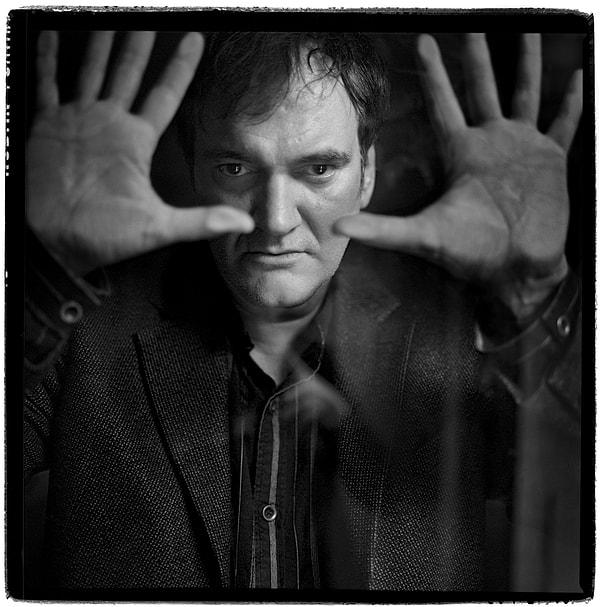 3. Tarantino, bir video dükkanında çalışırken başlamış sinemaya ilgi duymaya . Dükkanda izlediği on binlerce film, ilerde onun değişik dünyasında kullanacağı objeler olarak girmiş hayal heybesine.