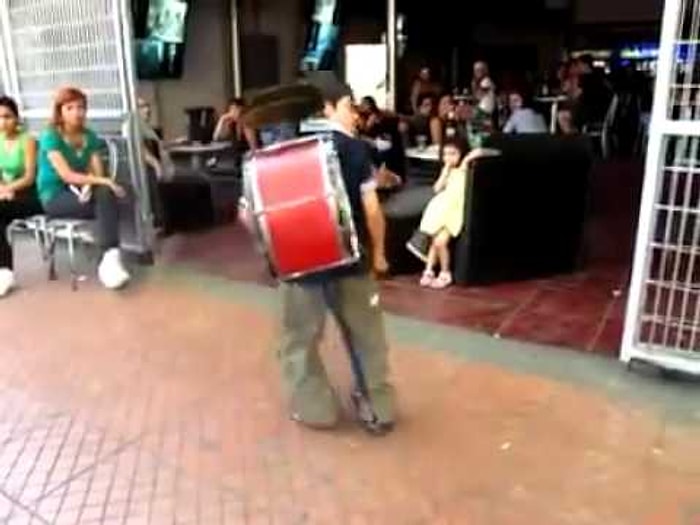 Kendisini Ciddiye Almayan Kalabalığa Cevabını Muhteşem Yeteneğiyle Veren Çocuk