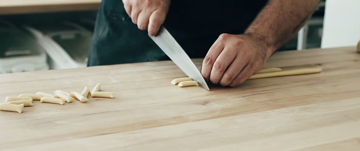 Müzik Aleti Çalarcasına El ile Makarna Yapımı