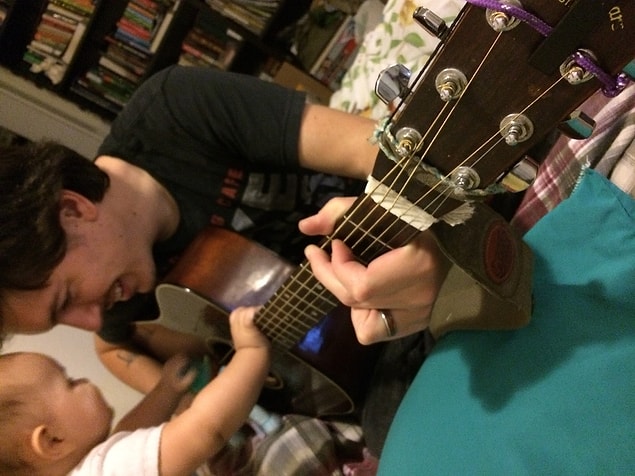 7. ''Bebeğimin gitar çalan eşimi tatlı bir şekilde rahatsız etmesi kadar romantik bir şey yok.''