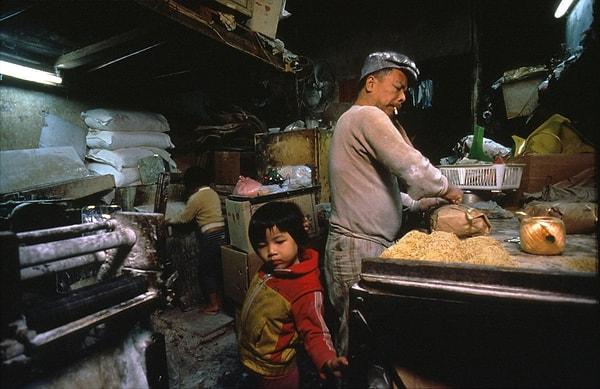 18. Hui Tuy Choy, 1965'te kendisinin ilk noodle fabrikasını açmış. Walled City'i bizzat tercih etmiş çünkü dükkan açmak için herhangi bir lisansa ihtiyaç duyulmuyormuş. Ayrıca Hong Kong'ta dükkan açmak için sağlık, çalışma bakanlıklarından ve itfaiye teşkilatından izin almak gerekiyormuş.