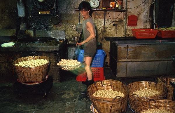 19. Kowloon, Hong Kong'taki pek çok sektörün üretim yeriymiş. Bunlardan biri Hong Kong'ta pek çok restoranda satılan Balık Topları'ymış.