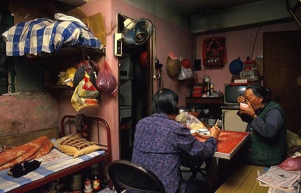 22. Girard'a göre, Walled City, dar yaşam alanları ve çalışma alanları yüzünden, köy kültürüne sahipmiş. 90 yaşındaki Law Yu Yi oğlunun eşiyle, dar 3 katlı bir apartman odasında yaşıyormuş. Kadınlar genellikle bu şekilde ailelerine bakıyormuş.