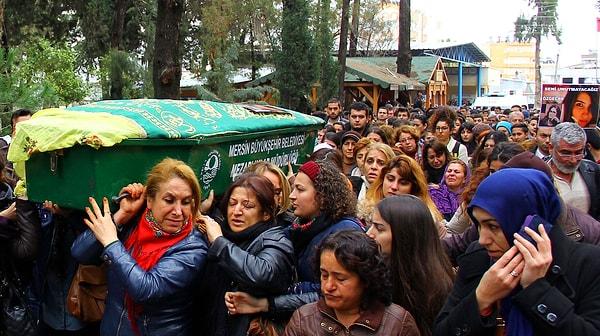 Özgecan Aslan'ın cenazesinde tabutunu kadınlar taşıdı