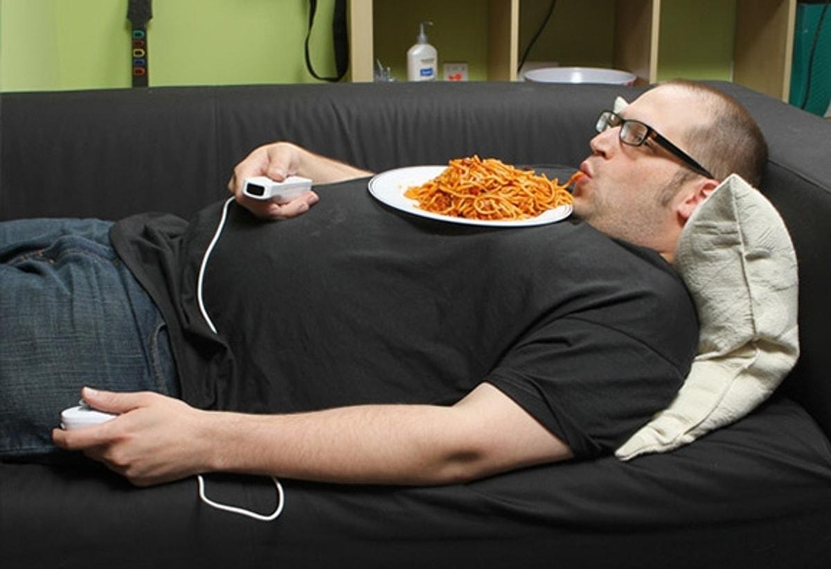 Толстый человек лежит. Ленивый человек. Толстый ленивый человек. Толстый человек на диване.