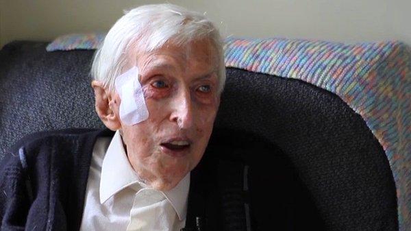 109 yaşındaki Alfred, emeklilik günlerini huzurevinde geçiren iyi yürekli bir adam.