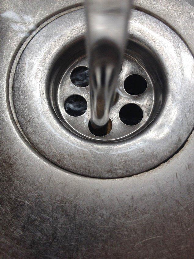 8. Musluk suyunu lavabo deliğinden pürüzsüz akacak şekilde sabitlediğin o an...