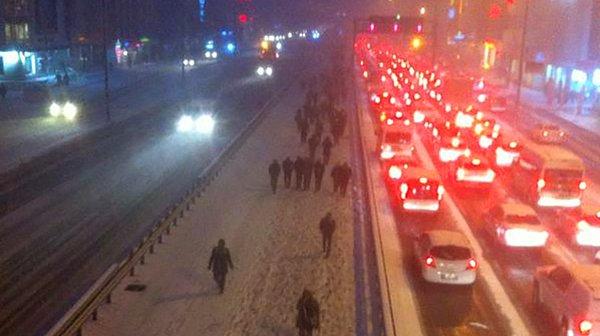 İstanbul'da sabah başlayan kar yağışı öğleden sonra şiddetlenirken, trafik de kilitlendi. Mesai saati çıkışına denk gelen fırtına sebebiyle TEM otoyolu ve D100 karayolunda trafik ilerlemiyor.