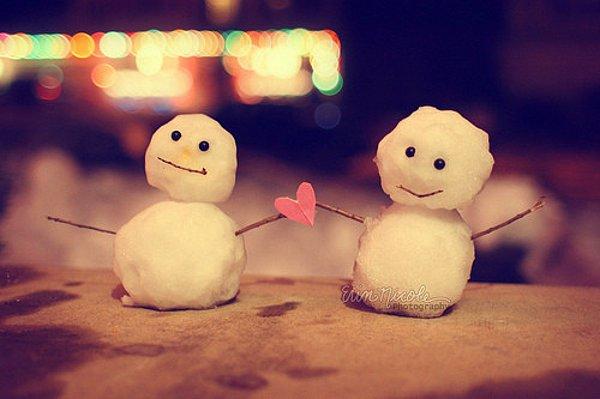 11. Kış aylarına özgü en küçük fakat en tatlı sürprizlerle karşına çıkarak sana sevgisini gösterir.