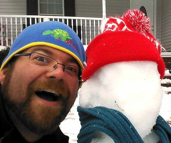 4. Yaptığı alelade kardan adam ile selfie çekinen insanlar. (Hasetlik)