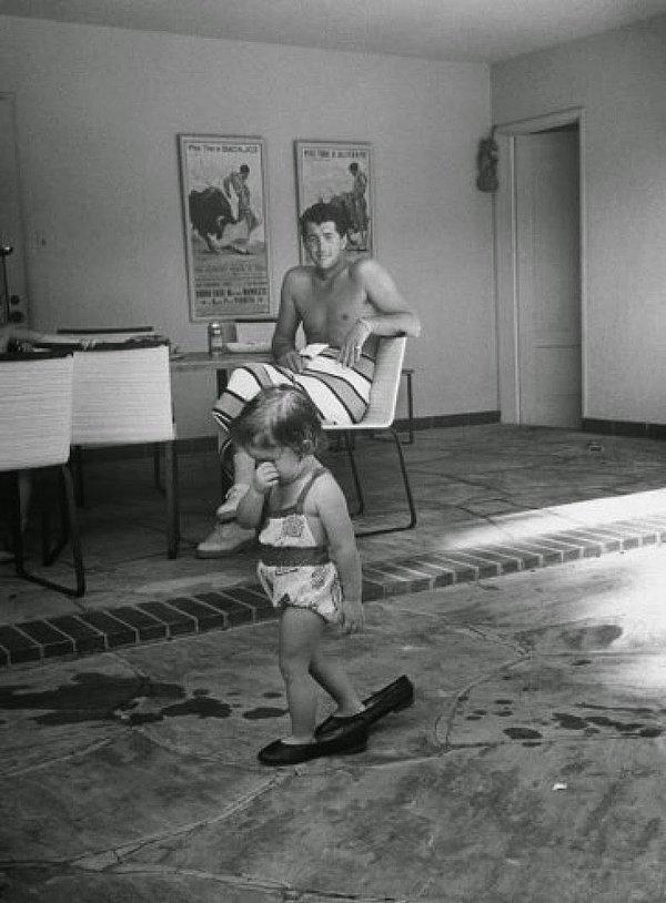 3- Aktör ve şarkıcı Dean Martin ve kızı Gina Caroline, 1958.