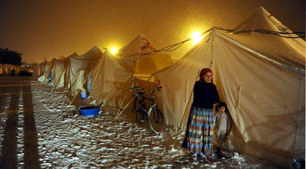 4. "Çok şükür çadırlarımızda 8 çocuğumuzun yatabileceği, bizlerin de sabah namazını kılabileceğimiz kadar yer var." Vanlı bir depremzede – Ekim 2011
