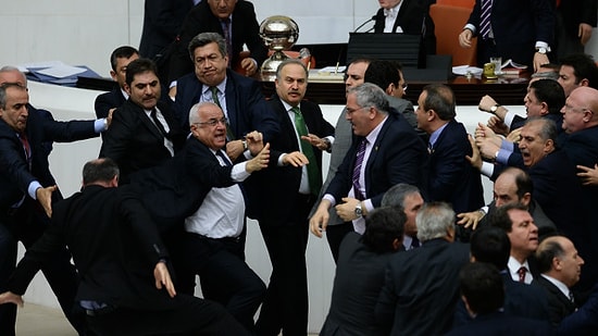 Meclis'te Yine Tekmeli ve Yumruklu Kavga