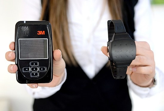 Bakan İslam, Kadına Şiddetle Mücadelede Kullanılacak Elektronik Bilekliği Tanıttı