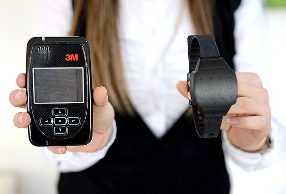 Bakan İslam, Kadına Şiddetle Mücadelede Kullanılacak Elektronik Bilekliği Tanıttı