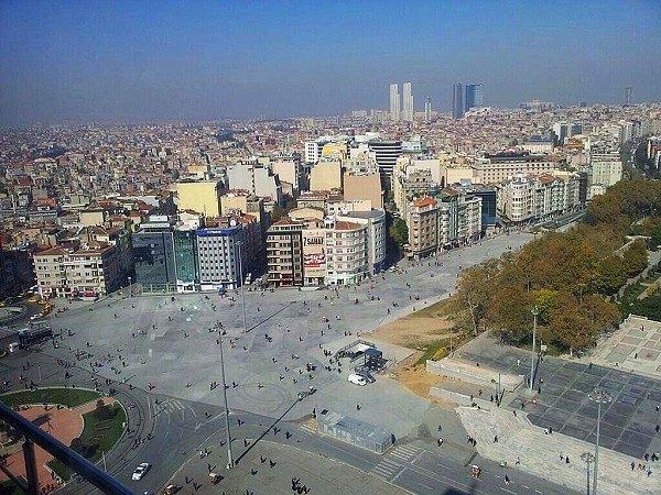 2. Bir vaha gibi Gezi Parkı ve etrafındaki beton kütlesiyle korku filmi çekilebilecek bir ortam halini aldı.
