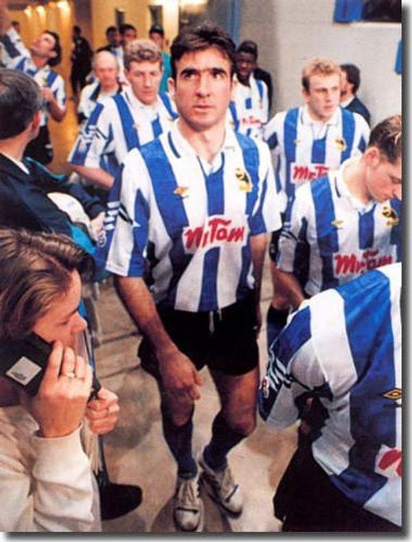4. Eric Cantona 1992'de Sheffield Wednesday'in deneme maçına çıkarken