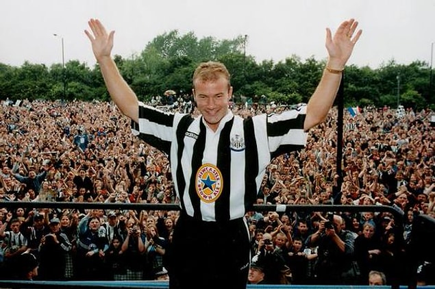 9. Alan Shearer, efsanesi olacağı Newcastle'a rekor ücretle transfer olurken
