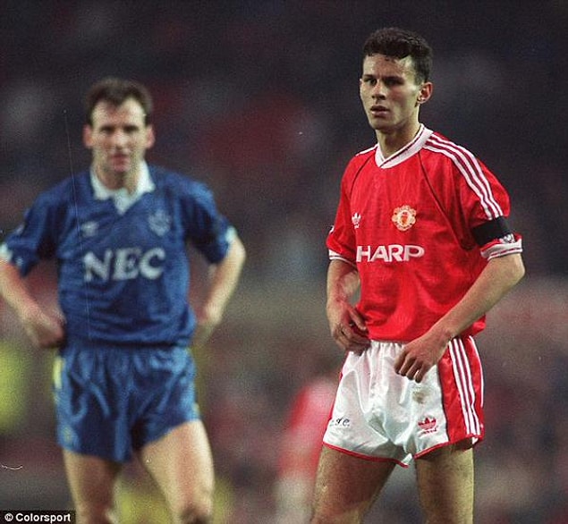 10. 17 yaşındaki Ryan Giggs, Manchester United formasıyla çıktığı ilk resmi maç, 1990