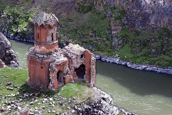 10. Hrispimian Bakireleri Manastırı. Manastırın 1000 ila 1200 yılları arasında inşa edildiği tahmin ediliyor.