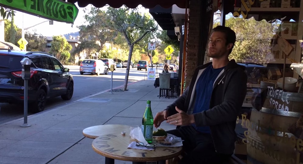 Robot Gibi Davranarak Hamburger Yiyen Adam