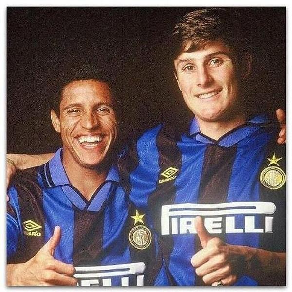 25. Inter'e aynı zamanda transfer olan Roberto Carlos ve Zanetti. Birisi takımdan ayrılıp dünyanın en iyi sol beklerinden oldu, diğeri sağ bek olarak Inter efsanesi