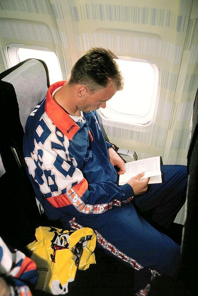 28. Uçaktan korkan "Uçamayan Hollandalı" lakaplı Dennis Bergkamp, uçaktayken