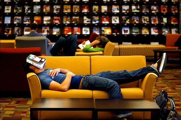 4. İlk iş olarak size en yakın uyunabilecek yere (genellikle kütüphane olur bu) gider ve bir güzel uyursunuz.