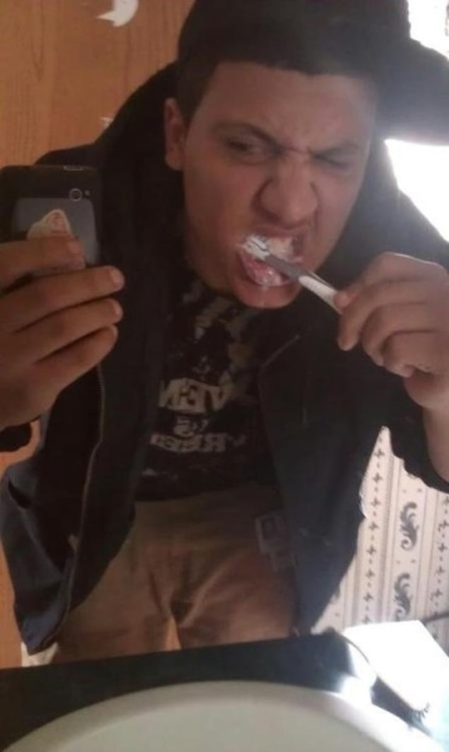 9. "Bak inanmıyorsan, selfie atayım.. Valla dişlerimi fırçalıyorum yeaa"
