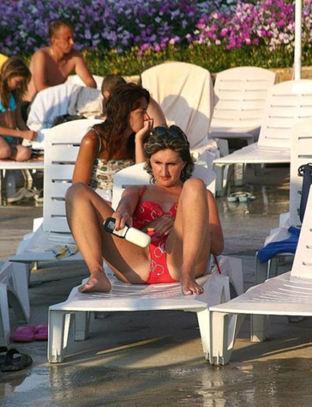 10. "Bak buralar hiç bronzlaşmadı.. :( "