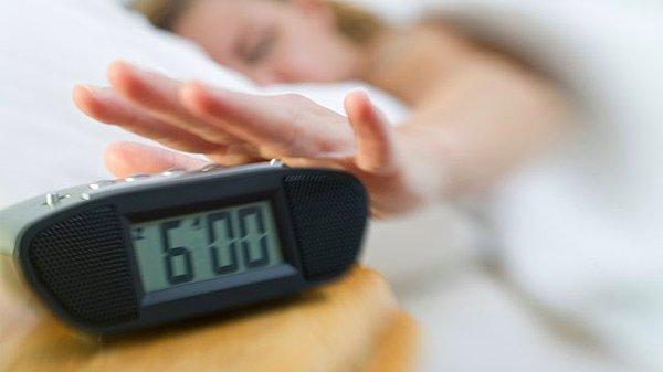 14. Alarm sesini duyduktan sonra erteleye basıp, bi 5 dakika daha uyumak isteyenler.