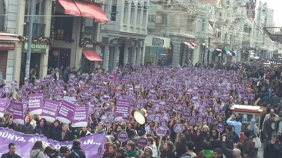 Kadınlar Özgecan ve Katledilen Tüm Kadınlar İçin Yürüdü