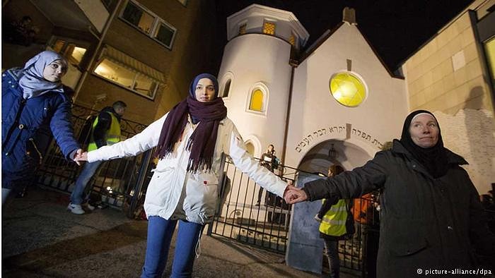 Norveçli Müslümanlardan Yahudi Düşmanlığına Karşı İnsan Zinciri