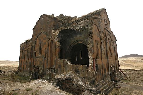 2. Ani Katedrali; Çeşitli tarihi kaynak ve yazılara göre, Katedral'in inşaatı 989 yılında Kral II. Smbat (977-989) döneminde başlamıştır ve bir duraklamadan sonra Smbat'ın ardılı Kral Gagik Bagratid'in eşi Kraliçe Katranide'nin emri üzerine 1001 yılında (veya yazının okunuşuna göre 1010 yılında) tamamlanmıştır. Katedral, Ortaçağ Ermenistanı'nın en ünlü mimarlarından Trdat'ın eseridir.
