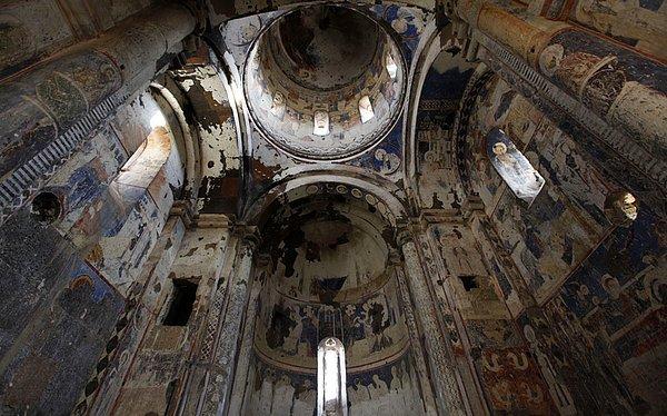 12. Tigran Honents Aziz Krikor Kilisesi'nin içindeki freskler çok zarar görmüş vaziyette. Fotğraf 2010 yılında çekilmiş