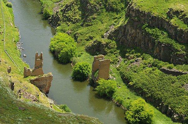 8. Ani'deki eski köprünün kalıntıları. Sağ taraf Ermenistan, sol taraf Türkiye topraklarıdır.