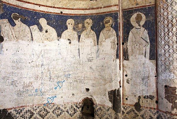 15. Tigran Honents Kilisesi'ndeki tahrip edilmiş freskler