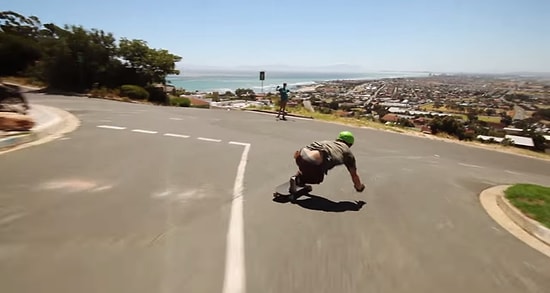 Güney Afrika'nın Düz Yollarında Kaykay Binmenin Dibine Vuran Adamlar