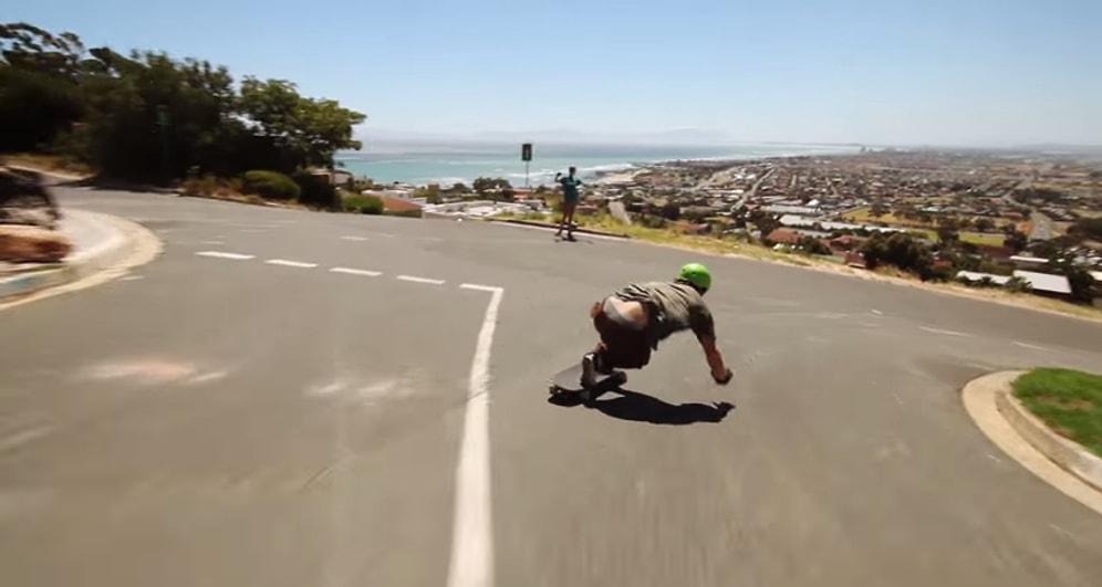 Güney Afrika'nın Düz Yollarında Kaykay Binmenin Dibine Vuran Adamlar