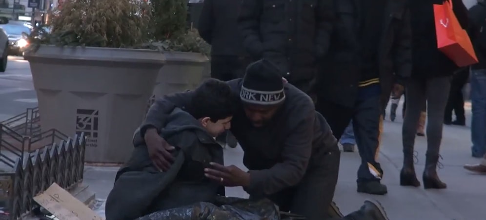 Soğuktan Titreyen Evsiz Çocuğa İnsanların Tepkisi | Sosyal Deney İçerir