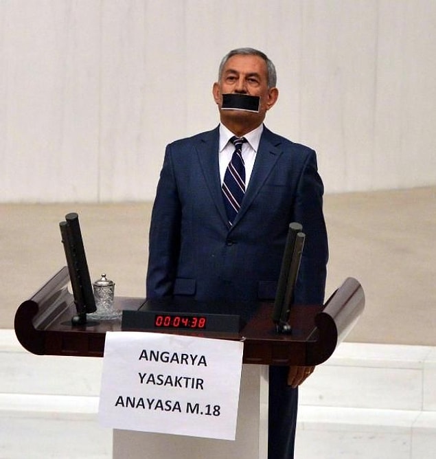 Siyah bantla ağızlarını kapattılar
