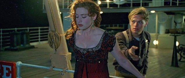 Titanik'te bulunmasının tek sebebiyse Rose'u intihar etmekten kurtarıp, olayları tamamen değiştirmekti.