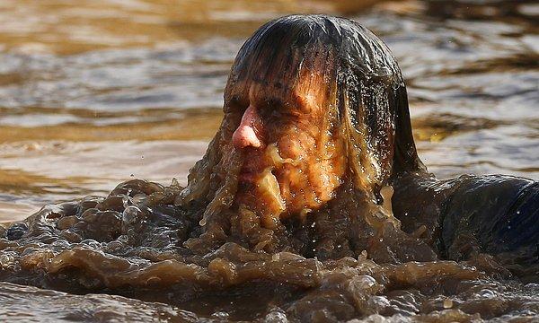 14. Kafasını sudan çıkarırken fotoğraflanan bir yarışmacı.