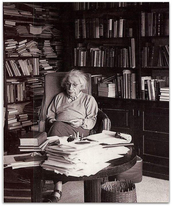 Albert Einstein'ın ABD'deki kişisel kitaplığında çalışırken...