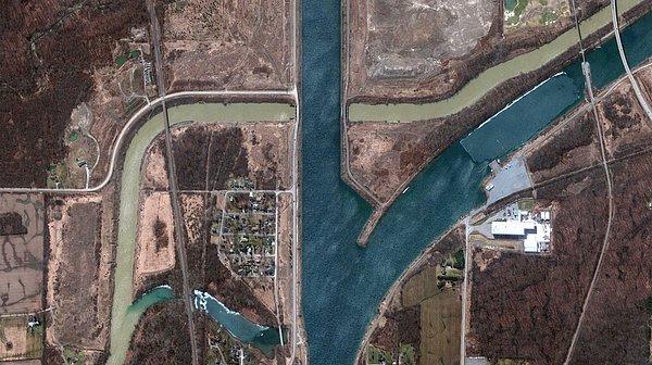 13. Welland Kanalı (mavi olan), Wellan Nehri'ni geçiyor. Kanal, Ontario Gölü ile Erie Gölü'nü Ontario, Welland'tan geçerek birbirine bağlıyor.
