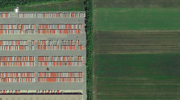 33. Coteau-du-Lac tarlalarına yakın Genco deposuna yerleştirilmiş konteynerler.