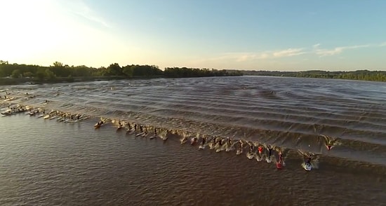 Tek Bir Dalga Üzerinde Sörf Yapan Onlarca İnsan