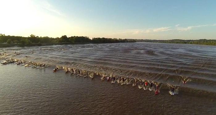 Tek Bir Dalga Üzerinde Sörf Yapan Onlarca İnsan