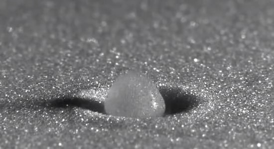 Ağır Çekimde Kumlu Yüzeye Yağmur Damlası Etkisi