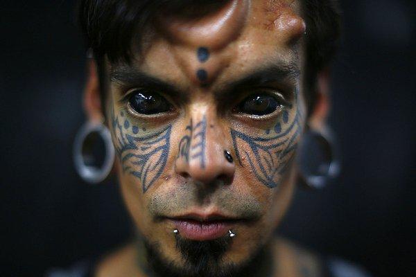 2. Caracas Uluslararası Dövme Festivali (30 Ocak) 'nde poz veren Carlos. 4 gün süren bu festivale Venezuela üzerinden yerel ve uluslararası kişilikler, dövmenin bir sanat olduğunu kanıtlamak için katılmakta.